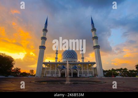Coucher de soleil de Masjid Negeri Shah Alam ou bien connu officiellement comme mosquée du Sultan Salahuddin Abdul Aziz Shah. Banque D'Images