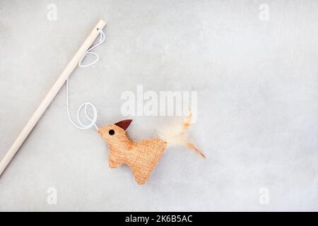 Un jouet de chat en toile sur gris marbré avec beaucoup d'espace de copie Banque D'Images