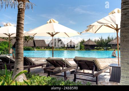 MUI ne Bay Resort, ville de Phan Thiet, province de Binh Thuan Vietnam - 9 octobre 2022: Piscine, parasols et chaises longues à la baie 4 étoiles de Mui ne Banque D'Images