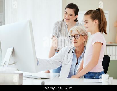 Ce sont les résultats. Une femme mature médecin ayant un examen avec un patient dans un hôpital. Banque D'Images