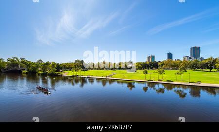 Adélaïde, Australie méridionale - 23 février 2020 : rivière Torrens vue vers le parc Elder dans la ville d'Adélaïde par une bonne journée Banque D'Images