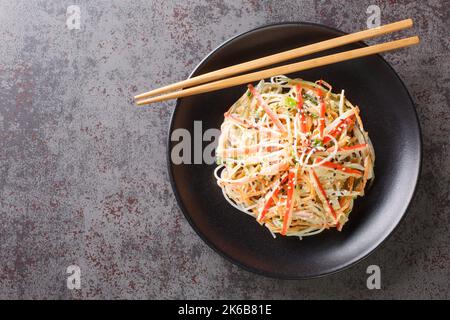 La salade Kani ou kanikama est une salade de crabe japonais qui est un délicieux mélange de viande de crabe croquante concombre et carottes et sauce épicée à la mayonnaise Banque D'Images