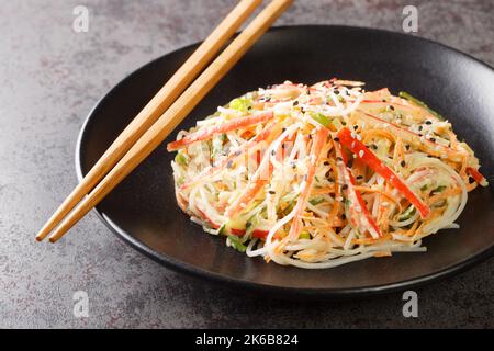 La salade Kani ou kanikama est une salade de crabe japonais qui est un délicieux mélange de viande de crabe croquante concombre et carottes et sauce épicée à la mayonnaise Banque D'Images