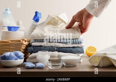 Produits et personne montrant des vêtements fraîchement lavés blanc isolé fond. Vue avant. Composition horizontale. Banque D'Images