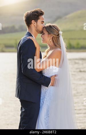 La vie se sent parfaite avec vous à côté de moi. Une épouse affectueuse et marié dehors le jour de leur mariage. Banque D'Images