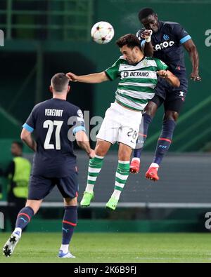 Lisbonne, Portugal. 12th octobre 2022. Pedro Goncalves (C) de Sporting CP vies avec Eric Bailly (R) de Marseille lors du match du groupe D de la Ligue des champions de l'UEFA entre le Sporting CP et l'Olympique de Marseille à Lisbonne, Portugal, le 12 octobre 2022. Crédit: Pedro Fiuza/Xinhua/Alay Live News Banque D'Images