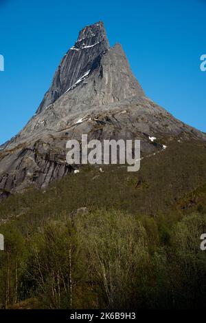 Stetinden est un sommet de granit de 1392 mètres de haut avec une forme obélisque dans la municipalité de Narvik, dans le comté de Nordland en Norvège Banque D'Images