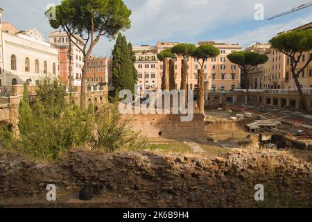 ROME, ITALIE - 9 OCTOBRE 2022 : vue sur la zone archéologique de Largo Torre Argentina dans le centre historique de Rome en Lazio Italie Banque D'Images