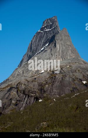 Stetinden est un sommet de granit de 1392 mètres de haut avec une forme obélisque dans la municipalité de Narvik, dans le comté de Nordland en Norvège Banque D'Images