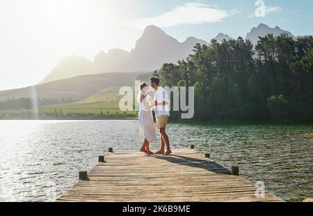 La vie est meilleure avec vous. Un jeune couple danse tout en passant du temps à un lac. Banque D'Images