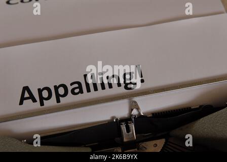 Mots émotifs affichés sur une machine à écrire Banque D'Images