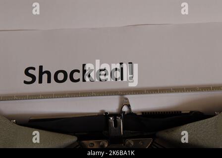 Mots émotifs affichés sur une machine à écrire Banque D'Images