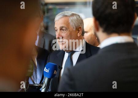 05 octobre 2022, France, Straßburg: Antonio Tajani (Forza Italia, Groupe PPE), ancien Commissaire européen et ancien Président du Parlement européen, se trouve dans le bâtiment du Parlement européen à Strasbourg. Tajani démissionnera de son mandat au Parlement européen à la mi-octobre en faveur d'un poste au sein du nouveau gouvernement italien. Photo: Philipp von Ditfurth/dpa Banque D'Images
