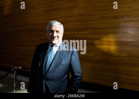 05 octobre 2022, France, Straßburg: Antonio Tajani (Forza Italia, Groupe PPE), ancien Commissaire européen et ancien Président du Parlement européen, se trouve dans le bâtiment du Parlement européen à Strasbourg. Tajani démissionnera de son mandat au Parlement européen à la mi-octobre en faveur d'un poste au sein du nouveau gouvernement italien. Photo: Philipp von Ditfurth/dpa Banque D'Images