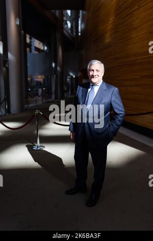 05 octobre 2022, France, Straßburg: Antonio Tajani (Forza Italia, Groupe PPE), ancien Commissaire européen et ancien Président du Parlement européen, se trouve dans le bâtiment du Parlement européen à Strasbourg. Tajani démissionnera de son mandat au Parlement européen à la mi-octobre en faveur d'un poste au sein du nouveau gouvernement italien. Photo: Philipp von Ditfurth/dpa Banque D'Images