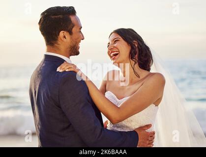 Je n'ai jamais vu quoi que ce soit si beau. Un jeune couple sur la plage le jour de leur mariage. Banque D'Images