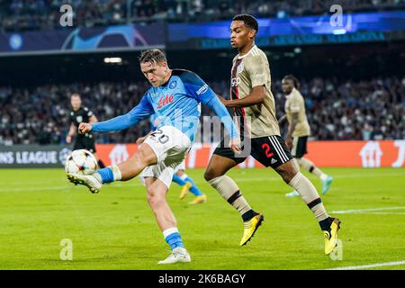 12-10-2022: Sport: Napoli contre Ajax NAPELS, ITALIE - OCTOBRE 12: Piotr Zielinski (SSC Napoli) et Jurrien Timber (Ajax) pendant le match de Championsleague Banque D'Images