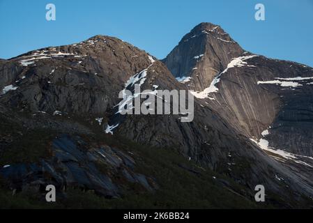 Stetinden est un sommet de granit de 1392 mètres de haut avec une forme obélisque dans la municipalité de Narvik, dans le comté de Nordland en Norvège Banque D'Images