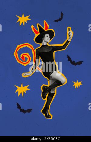 Image de collage vertical de gai noir blanc gamma sorcière fille tenir téléphone faire selfie isolé sur fond peint Banque D'Images