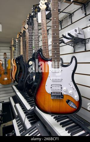 Guitares électriques accrochées au mur dans le magasin Banque D'Images