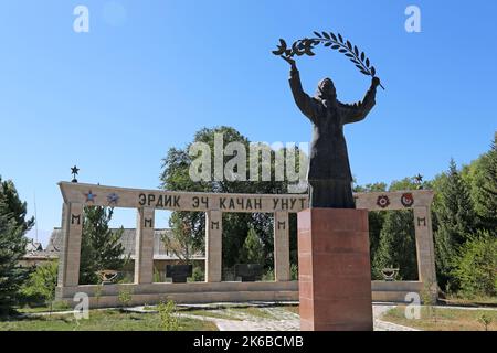 Monument de la Seconde Guerre mondiale, rue Isakeeva, Kochkor, région de Naryn, Kirghizistan, Asie centrale Banque D'Images