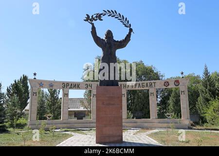 Monument de la Seconde Guerre mondiale, rue Isakeeva, Kochkor, région de Naryn, Kirghizistan, Asie centrale Banque D'Images