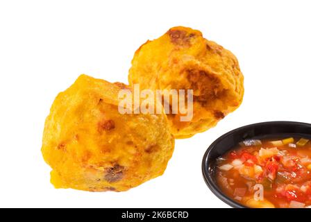 Pommes de terre farcies frites colombiennes - cuisine de rue colombienne Banque D'Images