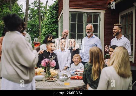 Une famille de plusieurs générations enjouée tout en célébrant son anniversaire Banque D'Images