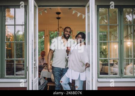 Portrait d'un couple d'âge mûr debout à la porte Banque D'Images