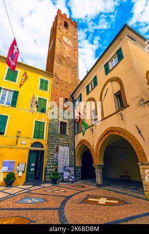 Piazza Milite Ignoto. Arcades médiévales du palais de l'ancienne loggia de la république nolaise. Vieille ville de Noli, Ligurie, Italie. Banque D'Images