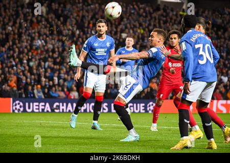 Glasgow, Angleterre . 12th octobre 2022. James Tavernier des Rangers libère le ballon pendant le match de groupe de la Ligue des champions de la mens entre Rangers et Liverpool au stade Ibrox, Glasgow (Karl W Newton/SPP) crédit: SPP Sport Press photo. /Alamy Live News Banque D'Images