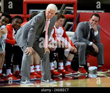 Davidson, États-Unis. 24th janvier 2017. Bob McKillop, entraîneur-chef de Davidson, regarde sa bataille d'équipe Duquesne pendant la première moitié à la John M. Belk Arena à Davidson, en Caroline du Nord, le mardi 24 janvier 2017. (Photo de Jeff Siner/The Charlotte observer/TNS/Sipa USA) crédit: SIPA USA/Alay Live News Banque D'Images