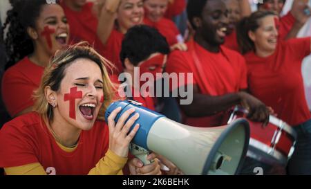 Les fans de football exclatent pendant le match de football de leur équipe préférée - Sport Entertainment concept Banque D'Images