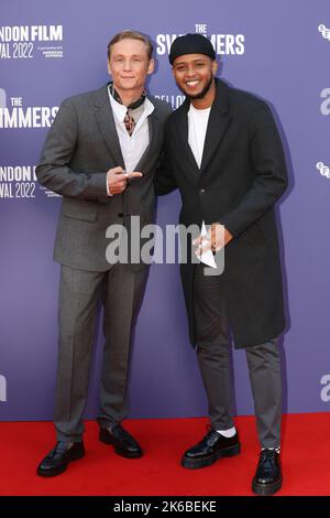 Matthias Schweighofer et Elmi Rashid Elmi assistent à la première du film « les nageurs » lors du BFI London film Festival 2022 Banque D'Images