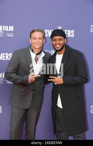 Matthias Schweighofer et Elmi Rashid Elmi assistent à la première du film « les nageurs » lors du BFI London film Festival 2022 Banque D'Images