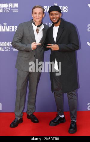 Matthias Schweighofer et Elmi Rashid Elmi assistent à la première du film « les nageurs » lors du BFI London film Festival 2022 Banque D'Images