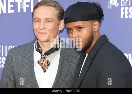 Matthias Schweighofer et Elmi Rashid Elmi assistent à la première du film « les nageurs » lors du BFI London film Festival 2022 Banque D'Images