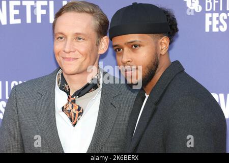 Matthias Schweighofer et Elmi Rashid Elmi assistent à la première du film « les nageurs » lors du BFI London film Festival 2022 Banque D'Images