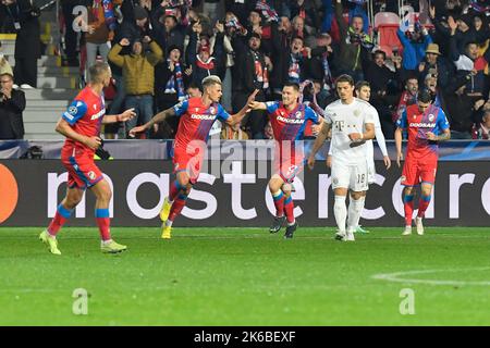 Pilsen, République tchèque. 12th octobre 2022. Les joueurs de Plzen fêtent lors du match de la ligue des champions de football Viktoria Plzen vs Bayern de Munich à Plzen, République Tchèque, 12 octobre 2022. Crédit: Miroslav Chaloupka/CTK photo/Alamy Live News Banque D'Images