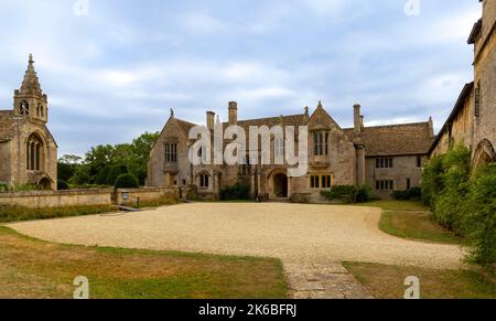 Parvis du Grand manoir Chalfield et de l'église de la Toussaint dans le Grand Chalfield, Wiltshire, Angleterre, Royaume-Uni. Banque D'Images