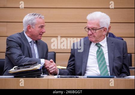 Stuttgart, Allemagne. 13th octobre 2022. Thomas Strobl (l, CDU), ministre de l'intérieur du Bade-Wurtemberg, accueille Winfried Kretschmann (Bündnis 90/Die Grünen), ministre président du Bade-Wurtemberg, dans la salle plénière du Parlement d'Etat du Bade-Wurtemberg. Credit: Christoph Schmidt/dpa/Alay Live News Banque D'Images