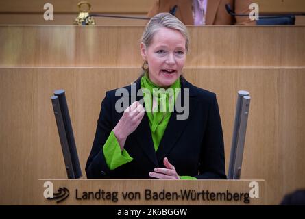 Stuttgart, Allemagne. 13th octobre 2022. Thekla Walker (Bündnis 90/Die Grünen), ministre de l'Environnement du Bade-Wurtemberg, s'exprime au lectrin de la salle plénière du Parlement d'Etat du Bade-Wurtemberg. Credit: Christoph Schmidt/dpa/Alay Live News Banque D'Images