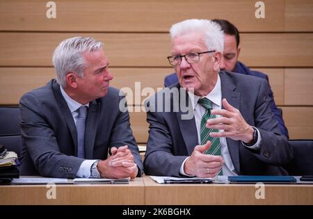 Stuttgart, Allemagne. 13th octobre 2022. Thomas Strobl (l, CDU), ministre de l'intérieur du Bade-Wurtemberg, s'entretient avec Winfried Kretschmann (Bündnis 90/Die Grünen), ministre-président du Bade-Wurtemberg, dans la salle plénière du Parlement d'État du Bade-Wurtemberg. Credit: Christoph Schmidt/dpa/Alay Live News Banque D'Images