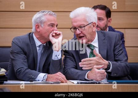 Stuttgart, Allemagne. 13th octobre 2022. Thomas Strobl (l, CDU), ministre de l'intérieur du Bade-Wurtemberg, s'entretient avec Winfried Kretschmann (Bündnis 90/Die Grünen), ministre-président du Bade-Wurtemberg, dans la salle plénière du Parlement d'État du Bade-Wurtemberg. Credit: Christoph Schmidt/dpa/Alay Live News Banque D'Images