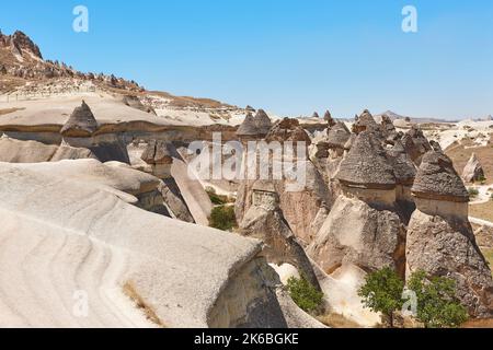 Formations rocheuses pittoresques dans la vallée de Pasabag. Site géologique en Turquie Banque D'Images