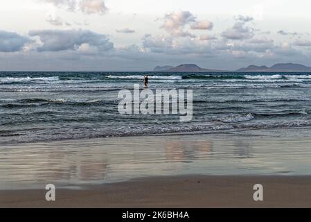 Surfeur de corps à la plage de Famara, montagnes de Famara, la Caleta de Famara, île de Lanzarote, îles Canaries, Espagne, Europe - 9th de septembre 2022 Banque D'Images