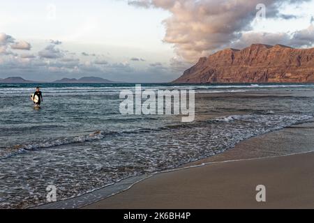Surfeur de corps à la plage de Famara, montagnes de Famara, la Caleta de Famara, île de Lanzarote, îles Canaries, Espagne, Europe - 9th de septembre 2022 Banque D'Images