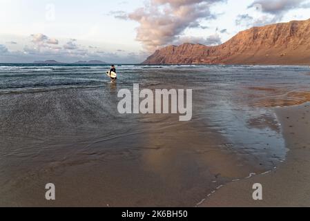 Surfeur de corps à la plage de Famara, montagnes de Famara, la Caleta de Famara, île de Lanzarote, îles Canaries, Espagne, Europe - 9th de septembre 2022 Banque D'Images