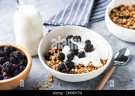 Petit déjeuner bol de yaourt avec mûres et de la granola croquante au miel d'avoine, vue rapprochée Banque D'Images