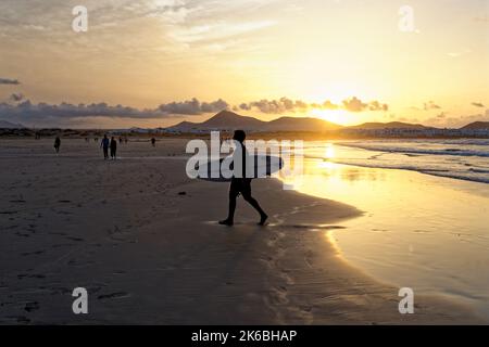Surfeur de corps à la plage de Famara, montagnes de Famara, la Caleta de Famara, île de Lanzarote, îles Canaries, Espagne, Europe - 9th de septembre 2022 Banque D'Images